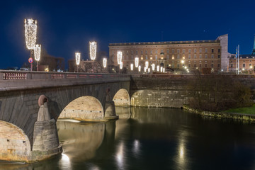 Naklejka premium Strömbron vackert upplyst av julbelysning som leder till Stockholm slott