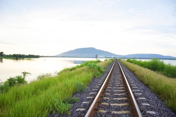 Obraz premium The floating train and mountains with the sunset sky at Pa Sak Jolasid Dam.