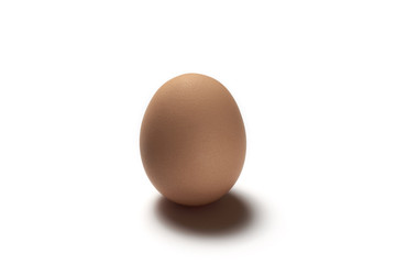 uovo su fondo bianco e ombra di appoggio