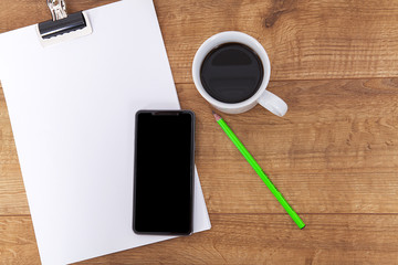 ahşap masada çalışmak