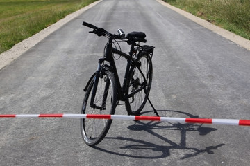 Fototapeta na wymiar Fahrrad hinter einer Absperrung