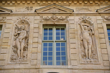Façade de palais ornée de statues de femmes dans le Marais à Paris, France