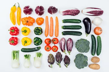 Abwaschbare Fototapete Gemüse Frisches leckeres Gemüse auf weißem Hintergrund