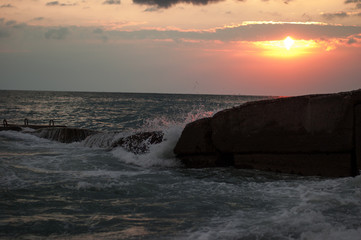 Obraz premium sunset, storm on the sea.waves, breakwater. blu sky