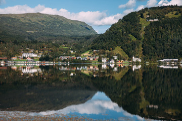 Fototapeta premium reflejo de casas en un fiordo de noruega