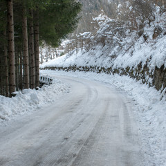 Strada innevata