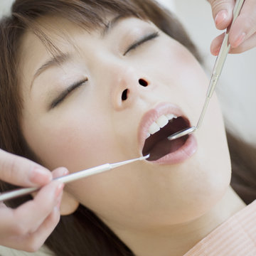歯医者で検診を受ける女性
