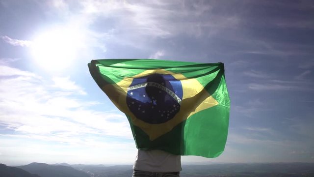 Homem segurando a bandeira do brasil