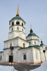 Свято-Троицкая церковь в Иркутске зимой в пасмурную погоду