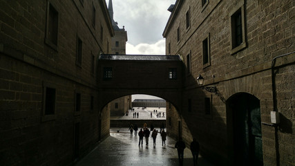 Fototapeta na wymiar Calle hacia el Monasterio del Escorial