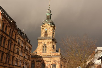 Die Päpstliche Basilika St. Johann und Historische Gebäude im Zentrum von Saarbrücken