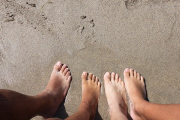 Union de pies en la playa