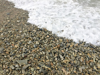 морской прибой и галечный пляж
