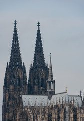 Kölner Dom und die Hohenzollern Brücke mit der Skyline Köln