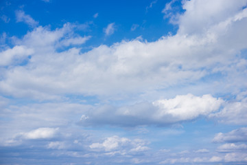 Obraz premium Lekka, delikatna chmura na niebieskim niebie