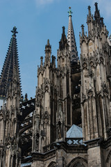 Fototapeta premium Kölner Dom und die Hohenzollern Brücke mit der Skyline Köln