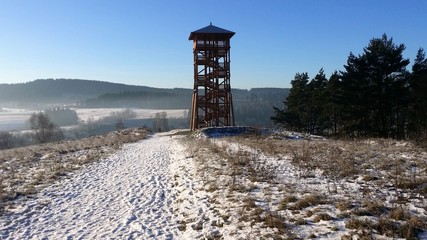 Wieża widokowa na parkowej górze w Mieroszowie - piękno polskich Sudetów © Konrad_elx