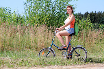 Fototapeta na wymiar женщина с велосипедом