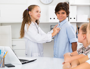 Obraz premium Young doctor in uniform leading medical appointment