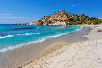 Beach with shallow crystal clear sea water in Mikri Vigla, Naxos island. Greece - obrazy, fototapety, plakaty