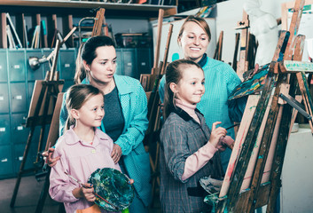 Obraz na płótnie Canvas People during painting class