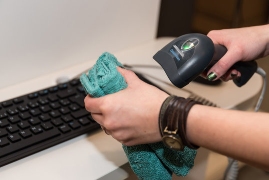 Person arbeitet mit Barcodecanner