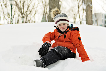 Fototapeta na wymiar Cute boy in winter season