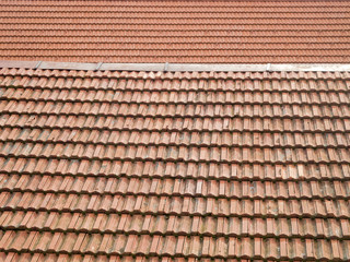 Dächer mit rötlichen Dachziegeln