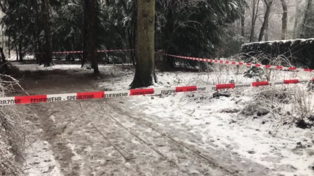 Feuerwehrabsperrung vor einem Tatort im Wald