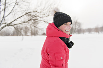 Fototapeta na wymiar woman in winter outdoors