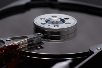 Offene Festplatte - Magnetplatte, Arm, Spindel