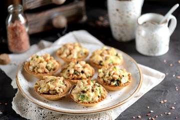 Snack tartlets with smoked chicken, mushrooms, green onions and cheese.