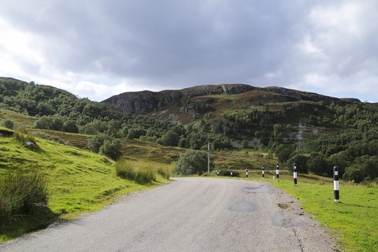 Straße am Loch Duntelchaig, Inverness shire im schottischen Hochland, 