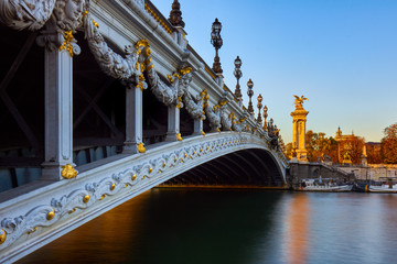 Pont Alexandre III-brug en de rivier de Seine bij zonsondergang. 8e arrondissement, Parijs, Frankrijk