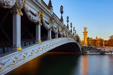 Foto op Plexiglas Pont Alexandre III Pont Alexandre III-brug en de rivier de Seine bij zonsondergang. 8e arrondissement, Parijs, Frankrijk