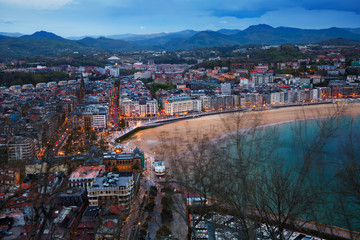 Obraz premium Above view of La Concha beach in twilight at San Sebastian