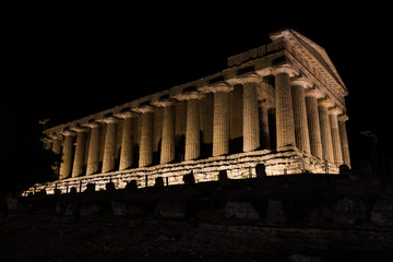 Obraz premium Greek Temple during sunset in Agrigento, Sicily