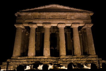 Fototapeta premium Greek Temple during sunset in Agrigento, Sicily