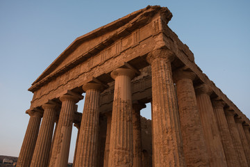 Obraz premium Greek Temple during sunset in Agrigento, Sicily