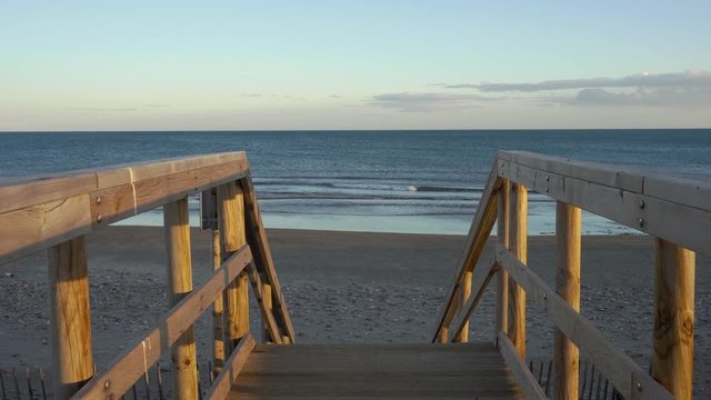 un escalier en bois qui m&egrave;ne &agrave; une plage