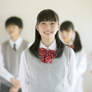 微笑む中学生