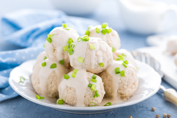 Chicken meatballs with white sauce