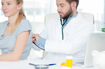 Obraz premium Doctor with stethoscope listening to the patient