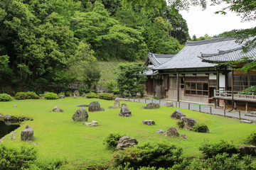 Joei-ji Sesshutei Garden, the Garden simplifies it in the typical crafts of the dry landscape Japanese garden rock garden of the Muromachi Period having a pond and shows large-minded appearance.