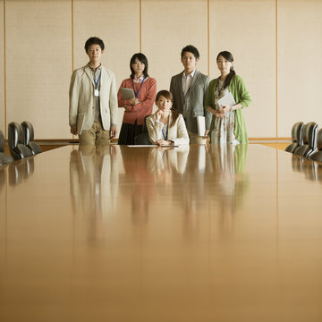 会議室で真剣な表情をするビジネスマンとビジネスウーマン