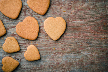 Obraz premium A pattern of ginger biscuits on a gray wooden table.