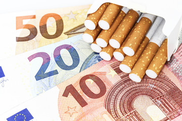 Zigarettenschachtel auf Banknoten