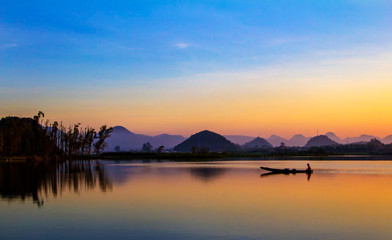 Fototapeta na wymiar 湖边的日出、彩霞和倒影