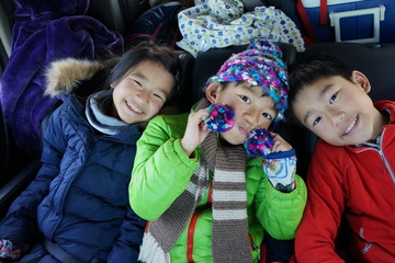 ドライブ　車中　子供達　三兄弟　小学生　冬　後部座席　安全運転