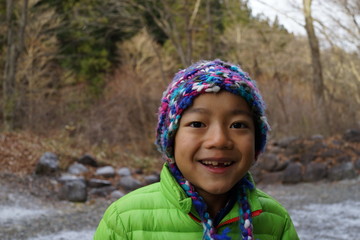 帽子をかぶった少年　アウトドア　笑顔　防寒対策　キャンプ　冬